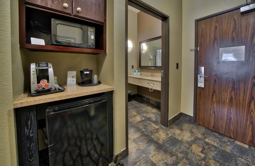 Lubbock Hotel | Holiday Inn Express Hotel & Suites Lubbock South by IHG
