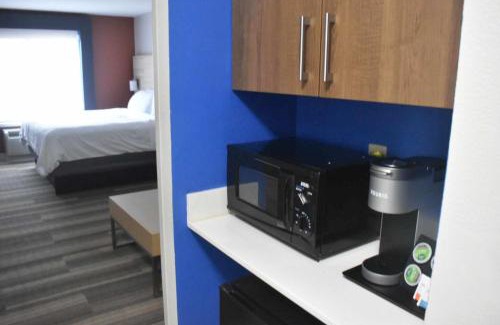 McPherson Hotel | Holiday Inn Express Hotel & Suites McPherson by IHG