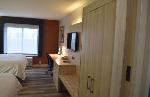 McPherson Hotel | Holiday Inn Express Hotel & Suites McPherson by IHG