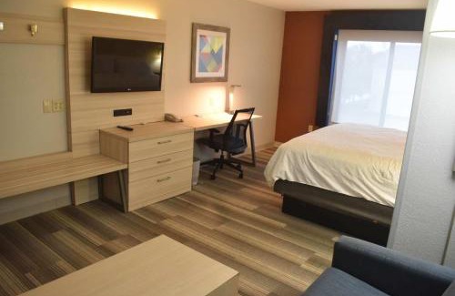 McPherson Hotel | Holiday Inn Express Hotel & Suites McPherson by IHG