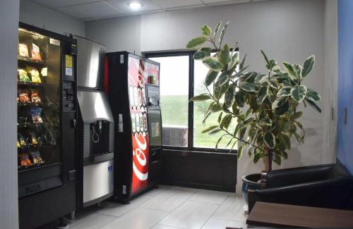 McPherson Hotel | Holiday Inn Express Hotel & Suites McPherson by IHG