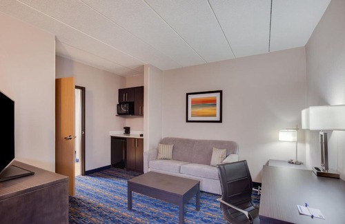 Lake Arbor Hotel | Holiday Inn Express I-95 Capitol Beltway - Largo by IHG