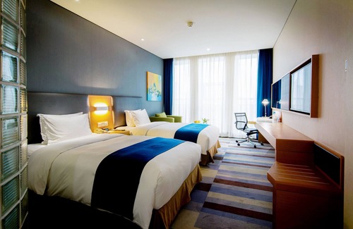 Shizhong District Hotel | Holiday Inn Express Leshan City Square by IHG