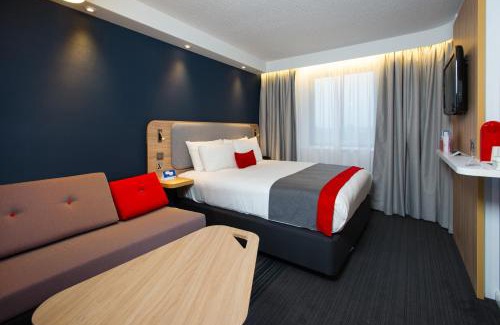 Luton Hotel | Holiday Inn Express London Luton Airport by IHG