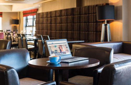 Luton Hotel | Holiday Inn Express London Luton Airport by IHG