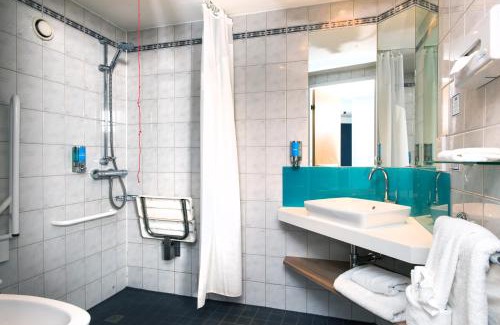 Luton Hotel | Holiday Inn Express London Luton Airport by IHG