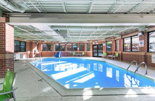 Naperville Hotel | Holiday Inn Express Naperville by IHG