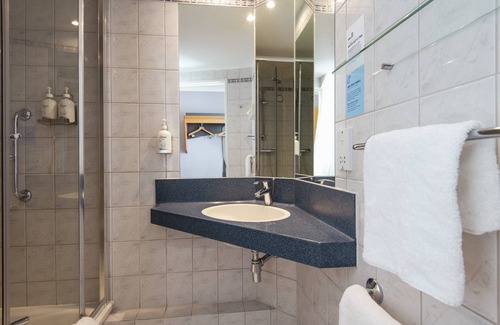 Coedkernew Hotel | Holiday Inn Express Newport by IHG