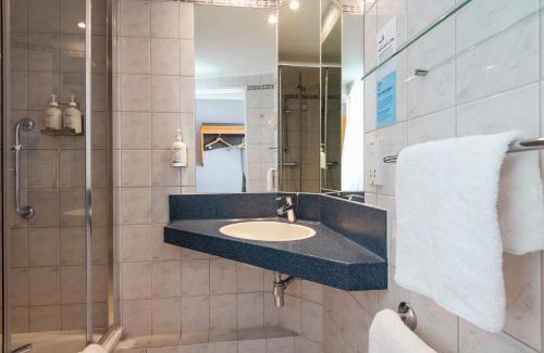 Coedkernew Hotel | Holiday Inn Express Newport by IHG