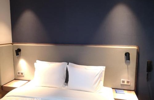 Chengdu Hotel | Holiday Inn Express Pengzhou Downtown by IHG