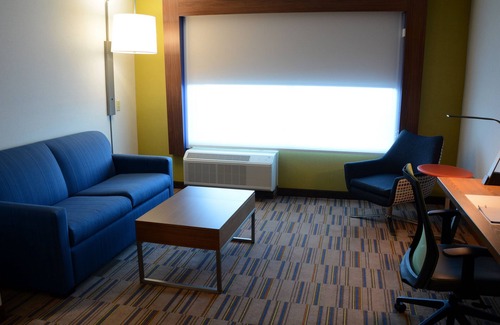 Monroeville Hotel | Holiday Inn Express & Suites Pittsburgh - Monroeville by IHG