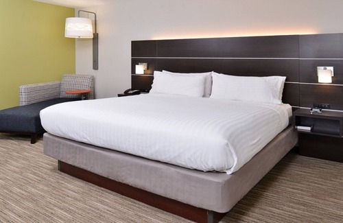 Parkersburg Hotel | Holiday Inn Express & Suites Parkersburg East by IHG
