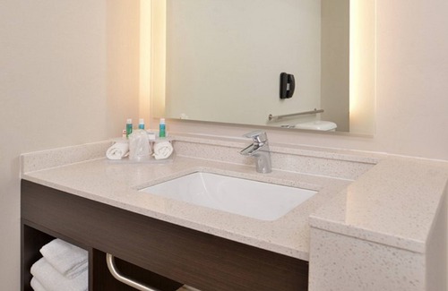 Parkersburg Hotel | Holiday Inn Express & Suites Parkersburg East by IHG