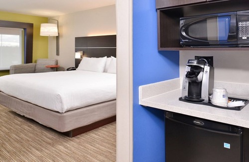 Parkersburg Hotel | Holiday Inn Express & Suites Parkersburg East by IHG