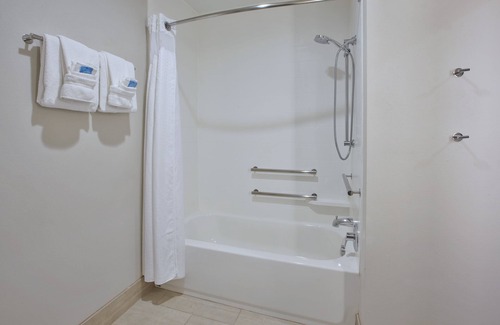 Parkersburg Hotel | Holiday Inn Express & Suites Parkersburg East by IHG