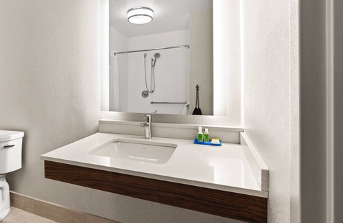 Fairfield Hotel | Holiday Inn Express & Suites Suisun City by IHG