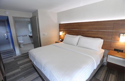 Northeast Mississauga Hotel | Holiday Inn Express & Suites Toronto Airport West by IHG