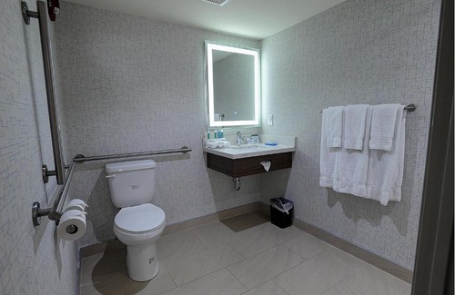 Northeast Mississauga Hotel | Holiday Inn Express & Suites Toronto Airport West by IHG