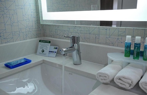 Northeast Mississauga Hotel | Holiday Inn Express & Suites Toronto Airport West by IHG