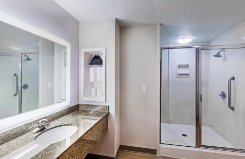 Broken Arrow Hotel | Holiday Inn Express & Suites Tulsa S Broken Arrow Hwy 51 by IHG