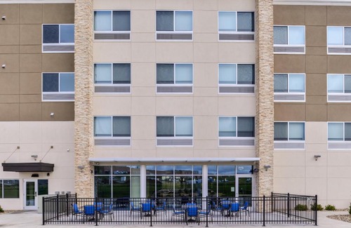 Lee's Summit Hotel | Holiday Inn Express & Suites - Kansas City - Lee's Summit by IHG