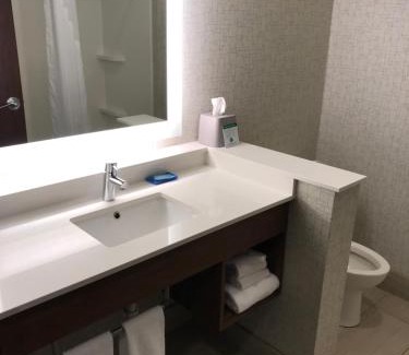 Monroeville Hotel | Holiday Inn Express & Suites - Pittsburgh - Monroeville by IHG