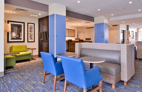 East Bloomington Hotel | Holiday Inn Express & Suites Mall of America - MSP Airport by IHG