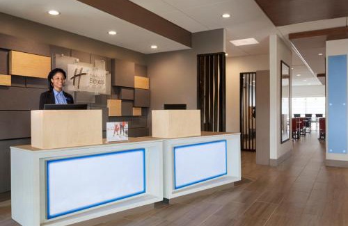 Roselawn Finance Hotel | Holiday Inn Express & Suites - Cincinnati NE - Red Bank Road by IHG