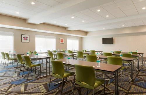Roselawn Finance Hotel | Holiday Inn Express & Suites - Cincinnati NE - Red Bank Road by IHG