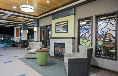 Historic Kailua Village Resort | Holiday Inn Express & Suites Kailua-Kona by IHG