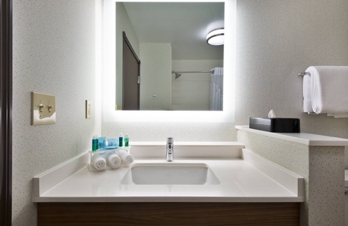 Uniontown Hotel | Holiday Inn Express & Suites Uniontown by IHG