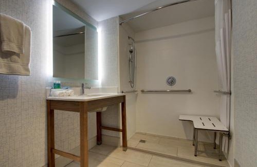 Wapakoneta Hotel | Holiday Inn Express & Suites Wapakoneta by IHG