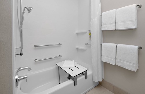 Elkhorn Hotel | Holiday Inn Express & Suites Elkhorn - Lake Geneva Area by IHG