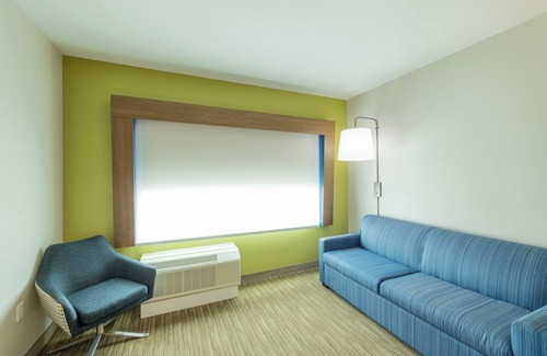 Lindale Hotel | Holiday Inn Express & Suites Lindale by IHG