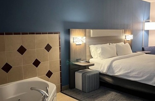Loveland Hotel | Holiday Inn Express & Suites Loveland by IHG