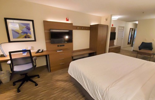 Lynnwood Hotel | Holiday Inn Express & Suites Seattle North - Lynnwood by IHG