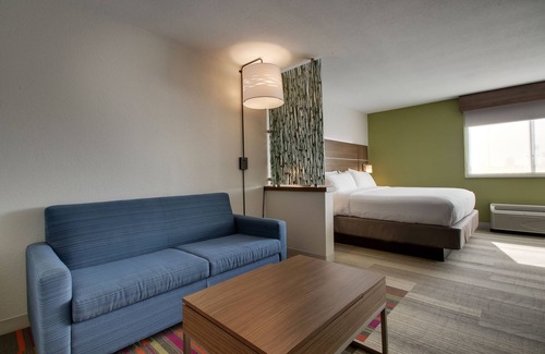 Wapakoneta Hotel | Holiday Inn Express & Suites Wapakoneta by IHG
