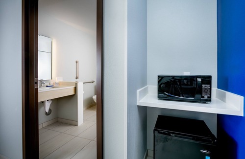 Southeast Bend Hotel | Holiday Inn Express & Suites Bend South by IHG
