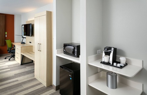 Southeast Bend Hotel | Holiday Inn Express & Suites Bend South by IHG