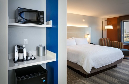 Southeast Bend Hotel | Holiday Inn Express & Suites Bend South by IHG
