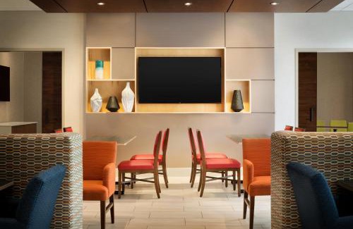 Calgary Hotel | Holiday Inn Express & Suites - Calgary Airport Trail NE by IHG