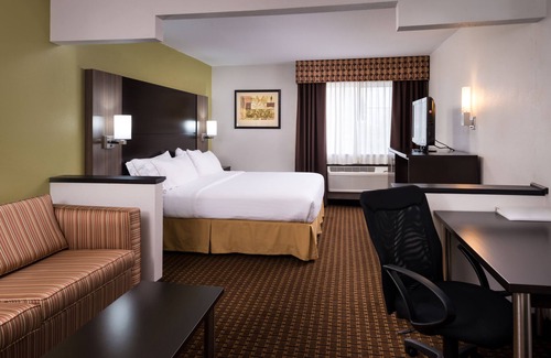 Bucyrus Hotel | Holiday Inn Express & Suites Bucyrus by IHG