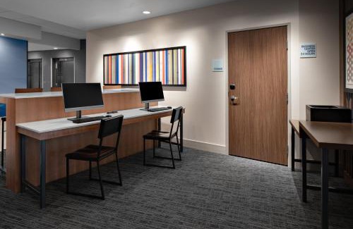 Elkhorn Hotel | Holiday Inn Express & Suites - Elkhorn - Lake Geneva Area by IHG