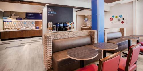 Lindale Hotel | Holiday Inn Express & Suites - Lindale by IHG