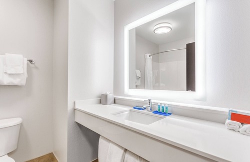 Lake Hallie Hotel | Holiday Inn Express & Suites Eau Claire North by IHG