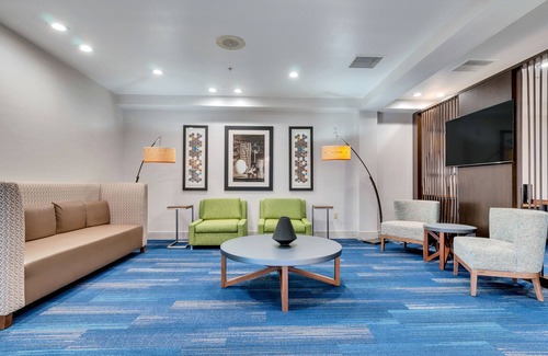 Lake Elsinore Hotel | Holiday Inn Express & Suites, Lake Elsinore by IHG