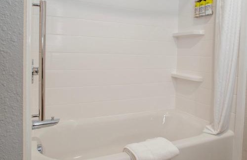 Central Oklahoma City Hotel | Holiday Inn Express & Suites - Oklahoma City Airport by IHG