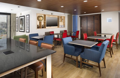 Downtown San Antonio Hotel | Holiday Inn Express & Suites San Antonio-Dtwn Market Area, an IHG Hotel