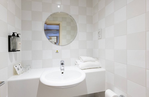 Paisley Hotel | Holiday Inn Glasgow Airport by IHG