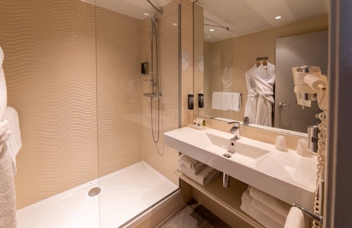 La Demi - Lune Hotel | Holiday Inn Lyon Vaise by IHG